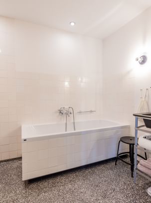 19 Bathroom suite VNES