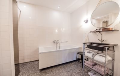 19 Bathroom suite VNES