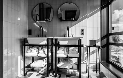Hotel V Fizeaustraat Suite Bathroom 1
