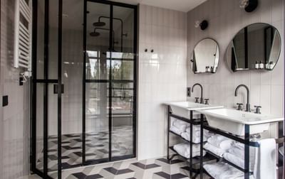 Hotel V Fizeaustraat Suite Bathroom 2